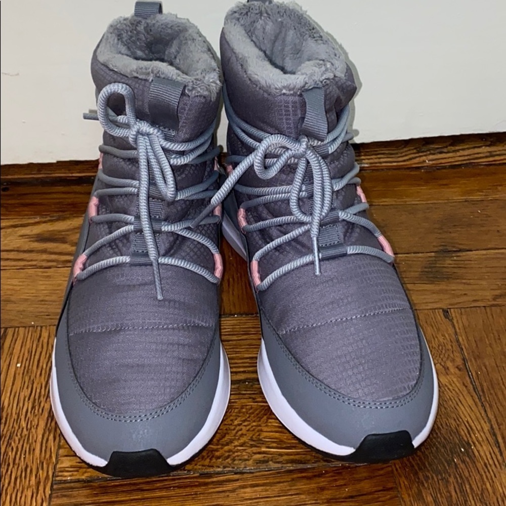 NWT Puma adela winter boots jr size: 5 big kids
